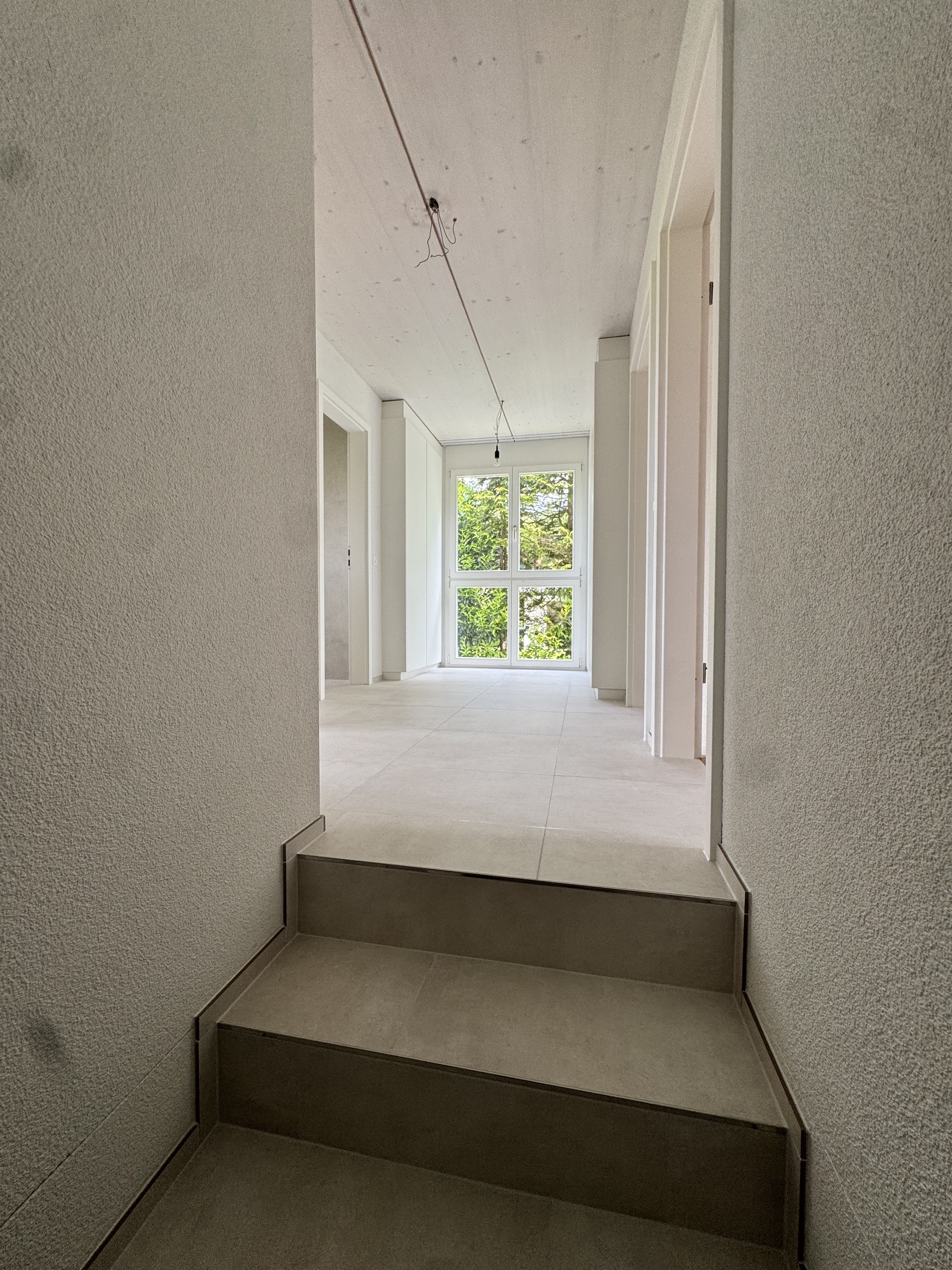 Flur mit Treppe, neue Wände und neuer Boden