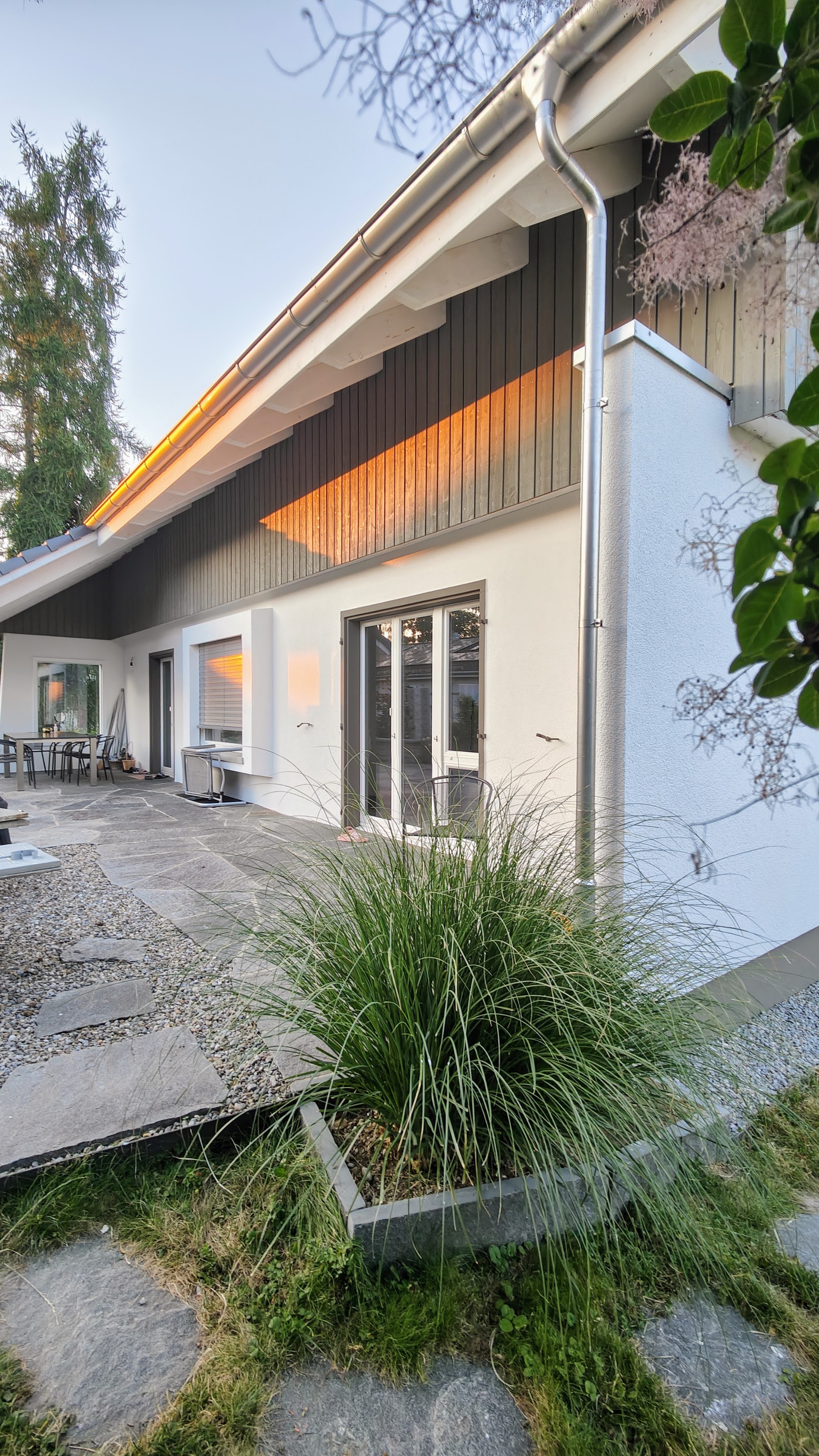 Neu verputzte und gestrichene Fassade mit Terrasse